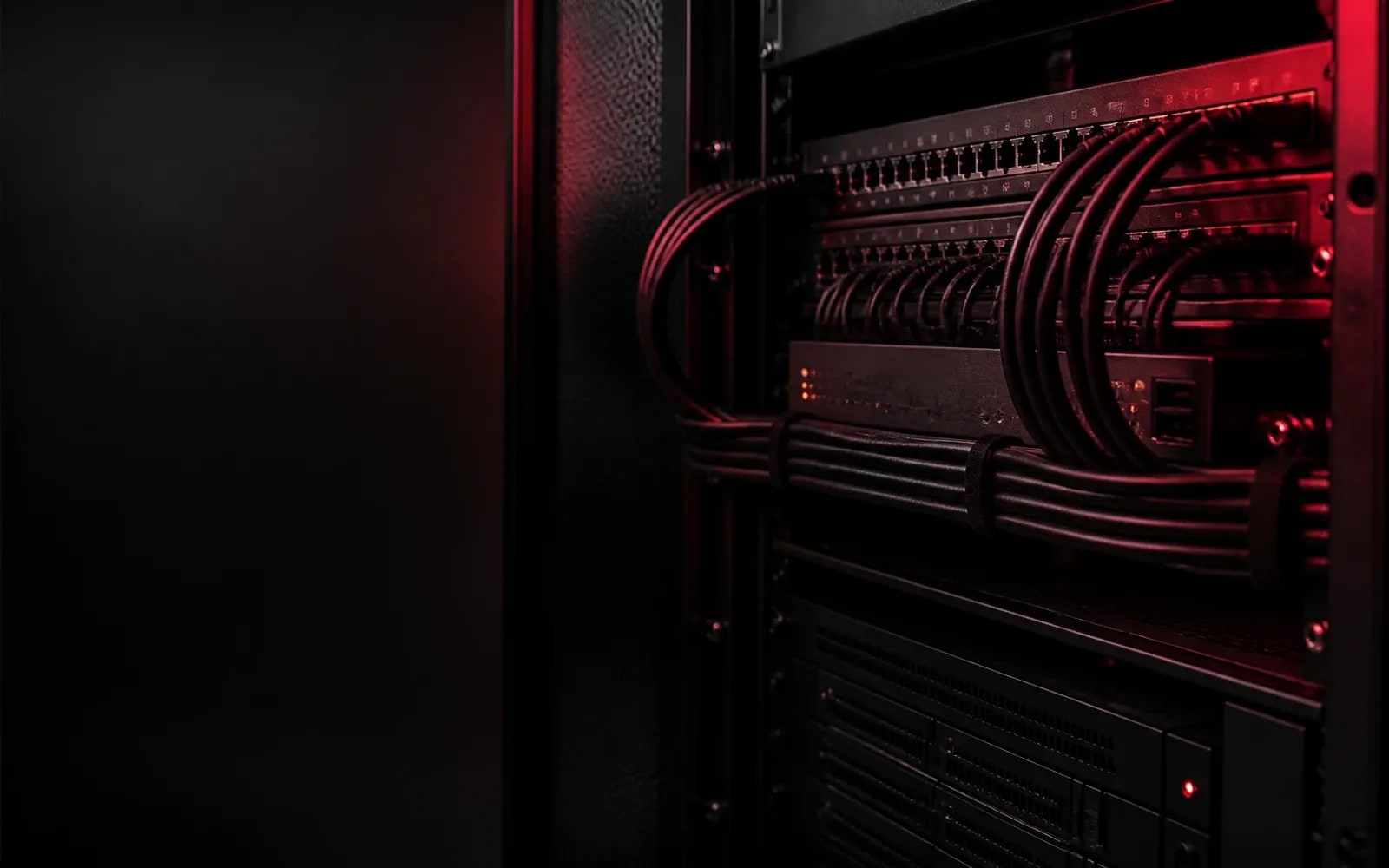 Dunkles Homelab mit Netzwerktechnik und rotem Akzentlicht