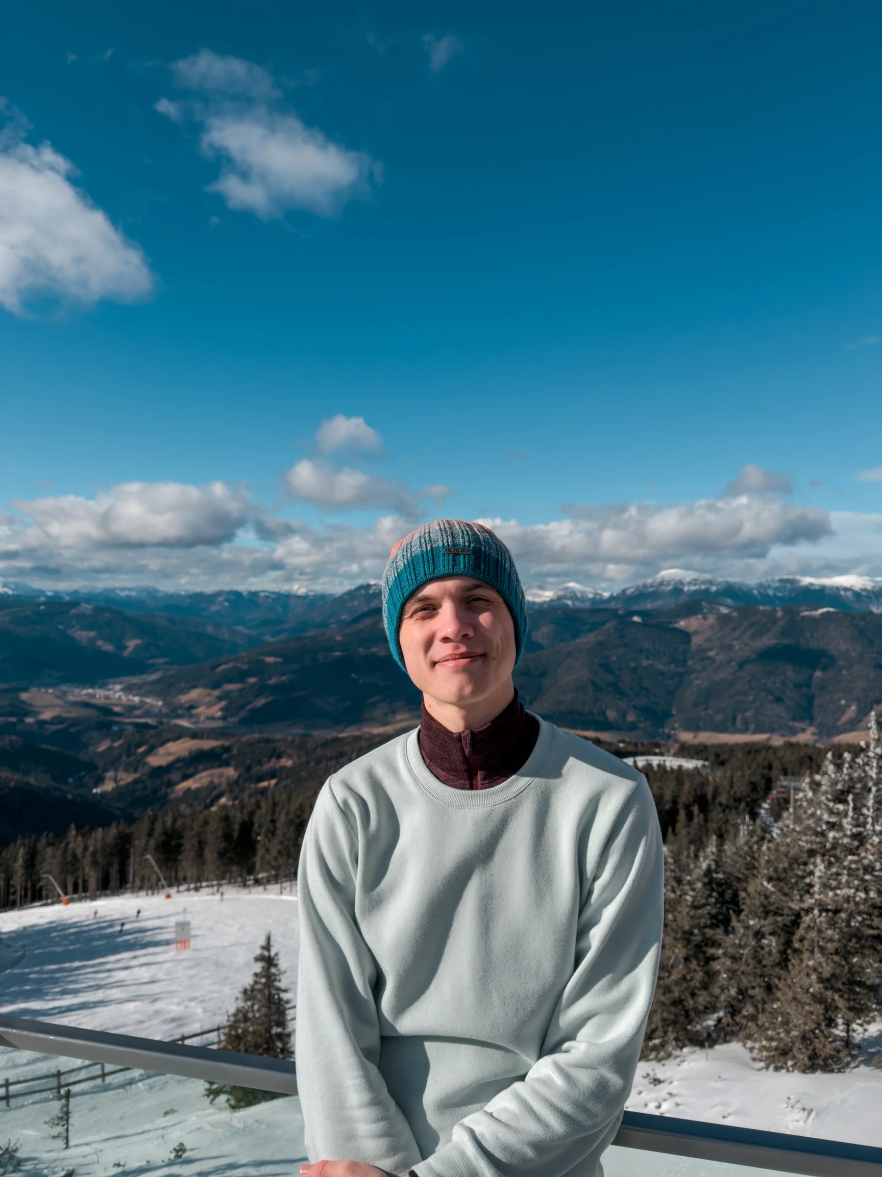 Martin Scheifinger vor einer winterlichen Berglandschaft